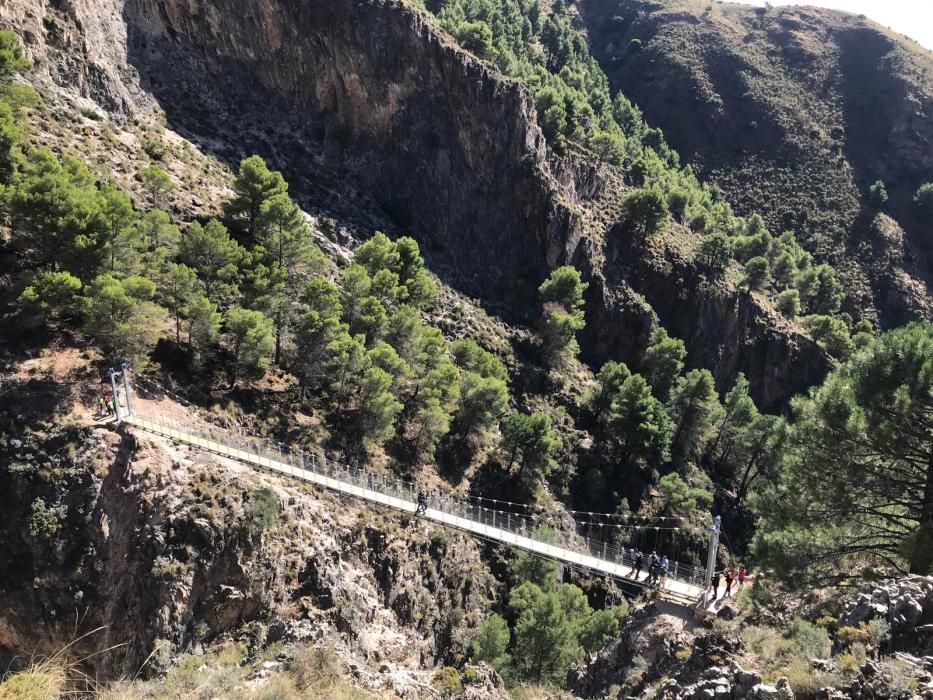 Inauguran el puente colgante de El Saltillo, en la Axarquía