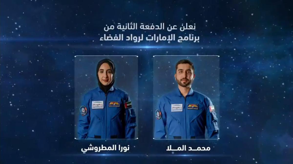 Noura al Matrooshi (izquierda), junto a otro de los astronautas seleccionados.
