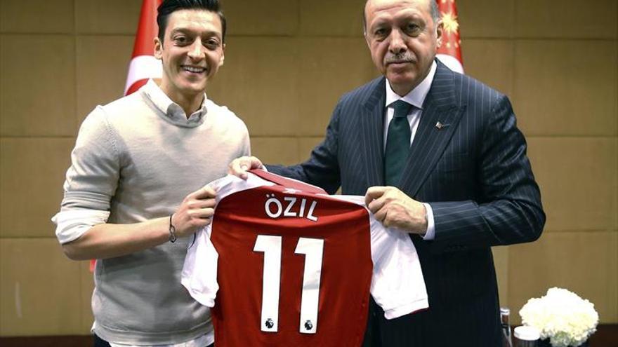 Özil ya no volverá a jugar con su selección por acoso racista