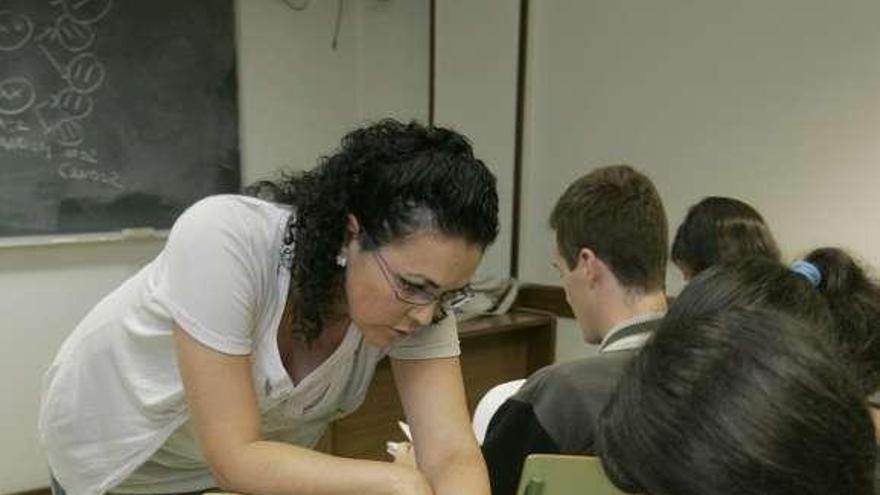 Una profesora, con sus alumnos en una academia. / x. álvarez