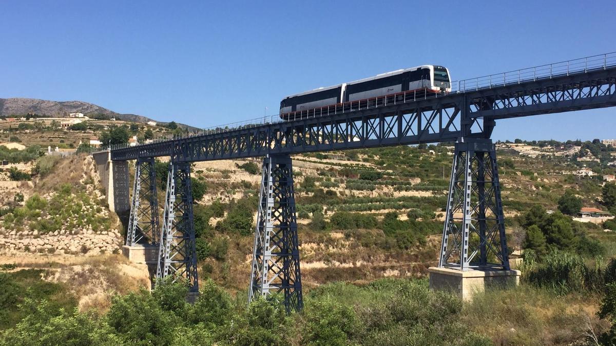 Un  TRAM de la línea Benidorm-Dénia circulando por un viaducto