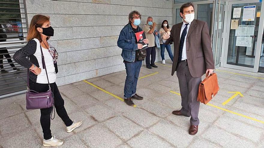 Las denunciantes, Rafael Sánchez (CGT) y su abogado antes de acceder a los juzgados.
