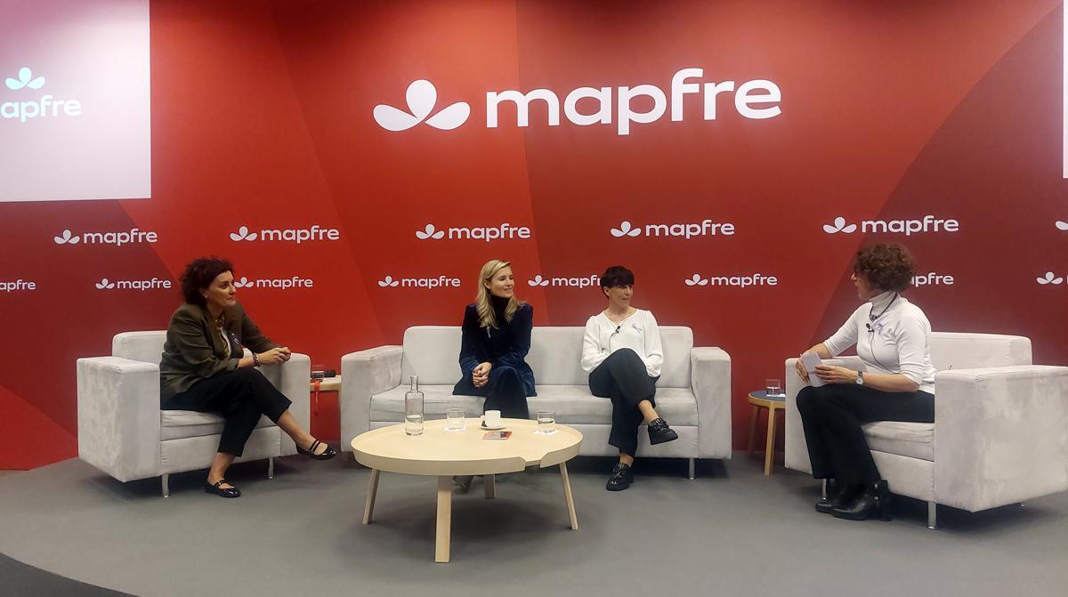 De izquierda a derecha, Marta Cabanillas, marketing de Mapfre; Reyes Bellver, directora de fútbol femenino de la RFEF; Sonia Bermúdez, seleccionadora nacional del equipo femenino español de fútbol y la moderadora Pilar Abad.