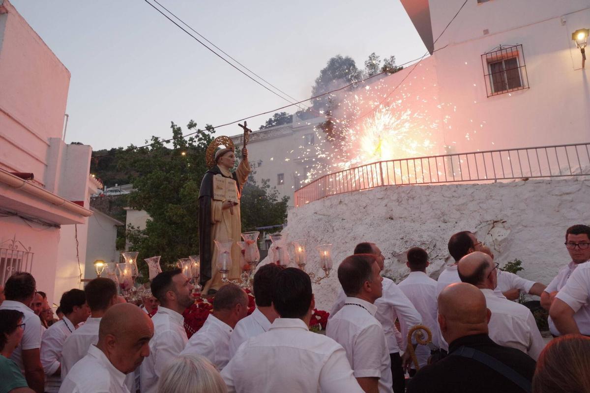 Las calles de Olías vivieron la procesión de San Vicente Ferrer, una cita en la que sus vecinos rindieron culto a su patrón por las estrechas calles del núcleo. Las calles de Olías vivieron la procesión de San Vicente Ferrer, una cita en la que sus vecinos rindieron culto a su patrón por las estrechas calles del núcleo.