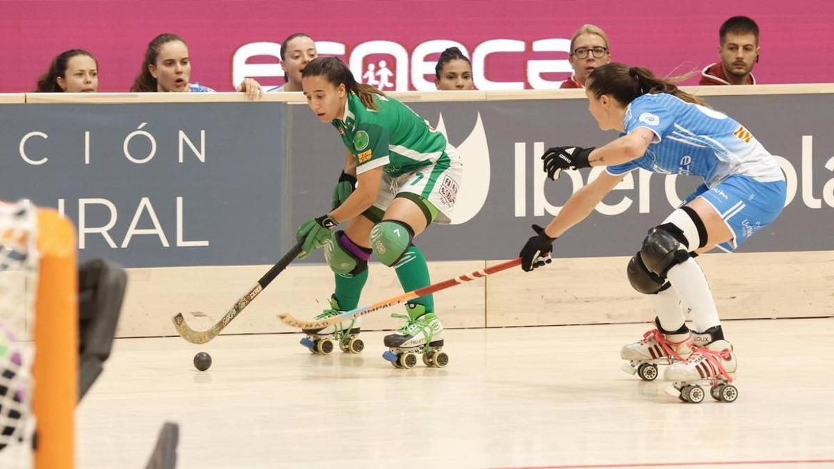 Una jugada del partido entre el Fraga y el Cerdanyola en el Palacio de los Deportes de La Guía.