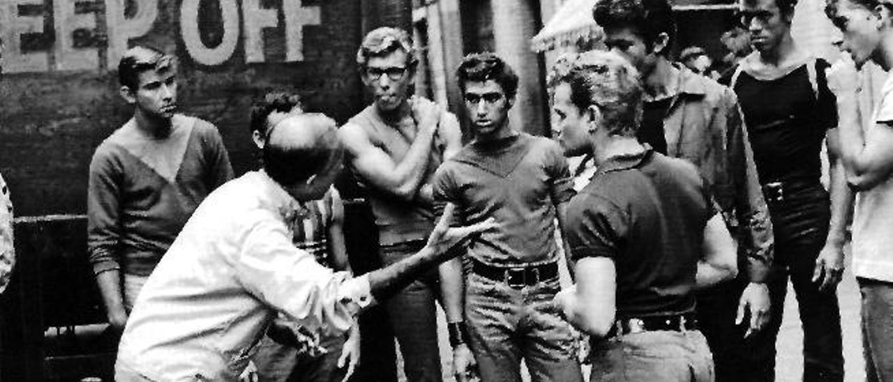 El coreógrafo estadounidense Jerome Robbins durante el rodaje de West Side Story en la ciudad de Nueva York, en el año 1960 .