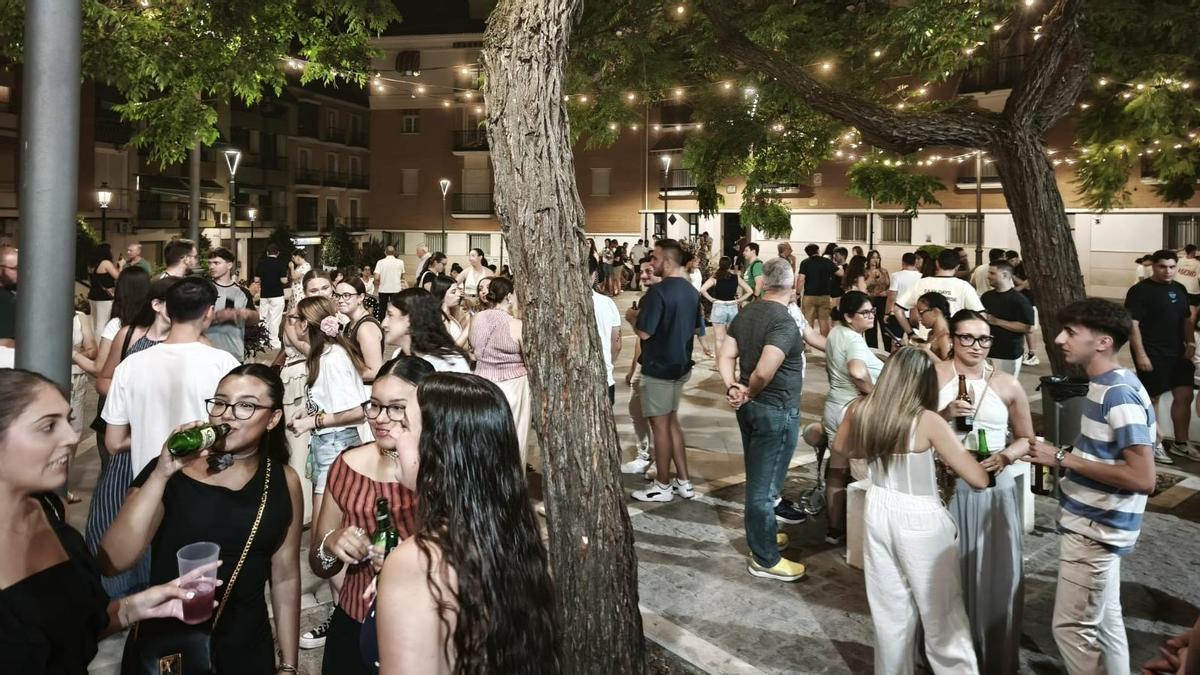 Jóvenes y mayores disfrutan de la Cata de Cerveza del Huerto en Lucena.