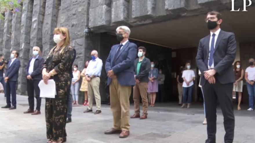 Minuto de silencio por Anna y Olivia en la sede de Presidecia en Santa Cruz de Tenerife