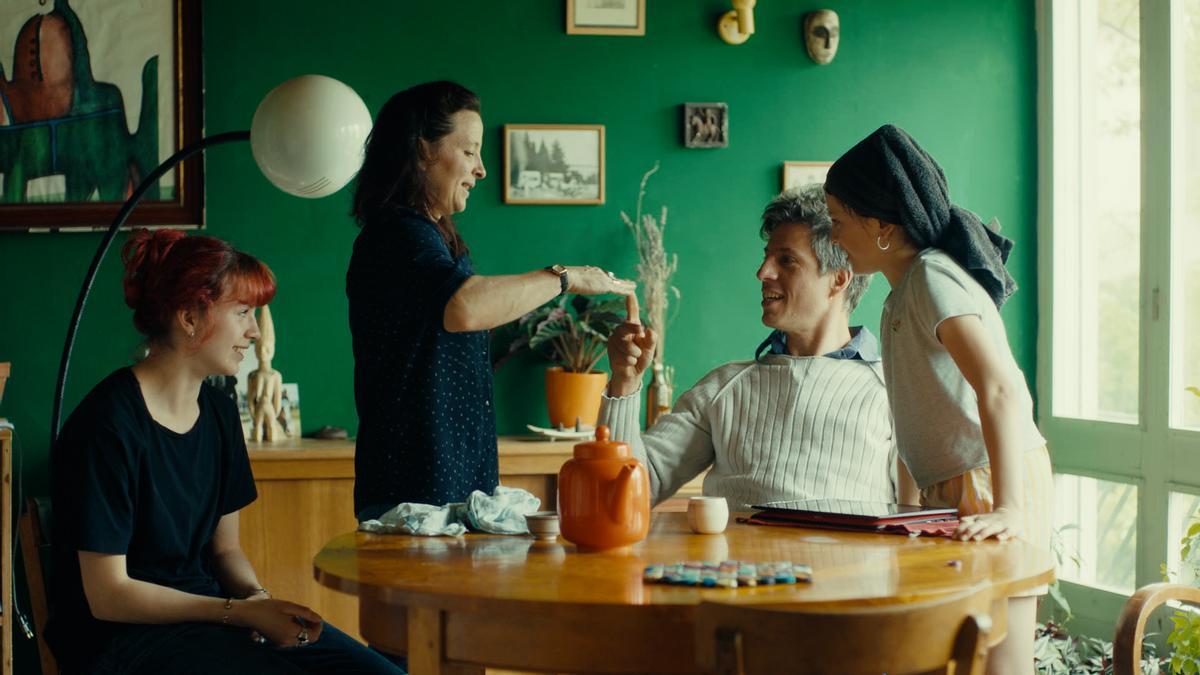 Una escena del documental «Qui som», amb la família al complet.