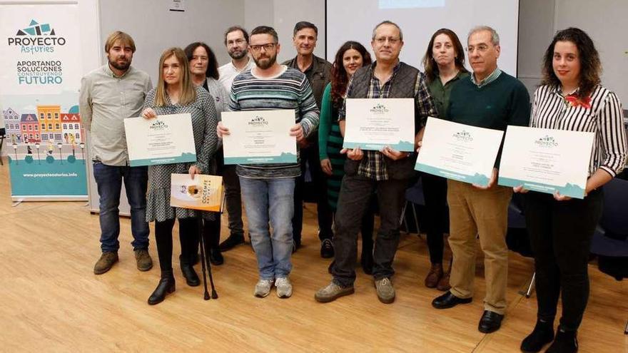 Los diputados, con los premiados ayer en el colegio Jovellanos. Por la izquierda, Daniel Ripa, Mónica Oviedo (Cocemfe), Paula Valero, Emilio León, Marcos Madrigal (IPE), Enrique López, Natalia Pando (responsable de Proyecto Asturies), Fernando García (Edes), Lorena Gil, José Carlos Muñiz (Amicos) y Elena López (La Caracola).