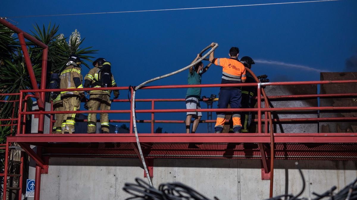 Declarado un fuego en el desguace de Ca Na Negreta