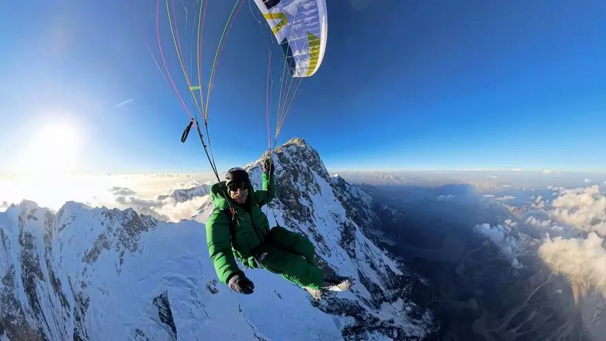 El alpinista alemán David Göttler se lanza en parapente desde el Nanga Parbat