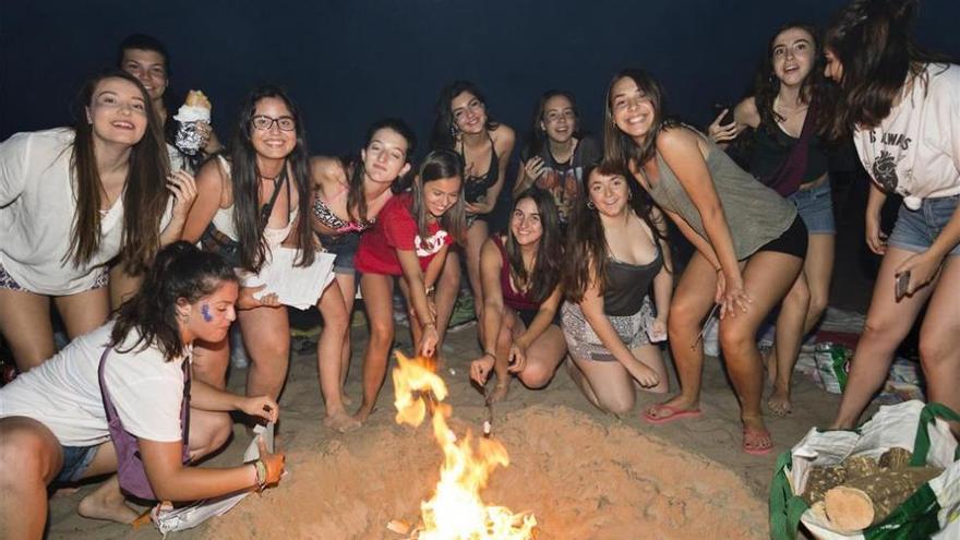 Miles de castellonenses viven con intensidad la mágica noche de Sant Joan