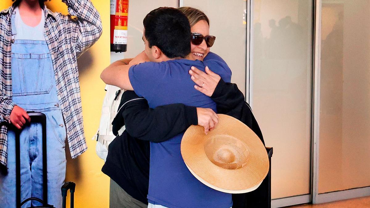 Madre e hijo se abrazan en el aeropuerto.