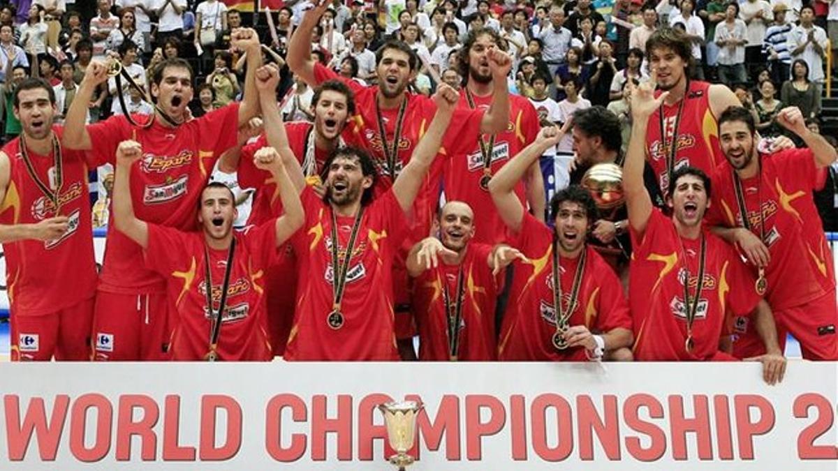 La Selección española de baloncesto, celebrando el oro en la final de Saitama 2006