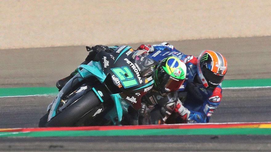 Morbidelli, seguido de Álex Rins, ayer en el circuito de Alcañiz.