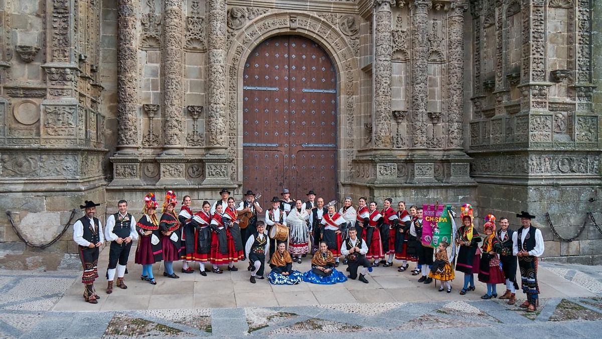 Grupo de folklore Chispa de Plasencia.