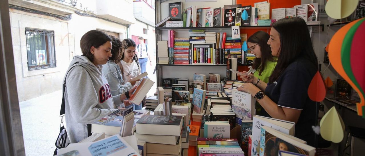 Visitantes a la Feria del Libro en Porriño, ayer. // ANXO GUTIÉRREZ