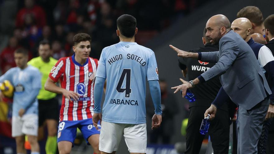 Claudio Giráldez da
instrucciones a Hugo
Sotelo en la reciente
visita del Celta al
Metropolitano.| Efe