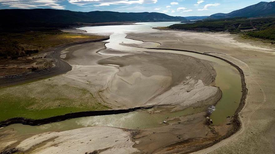 El embalse de Yesa, en estado crítico a la espera de lluvias en septiembre