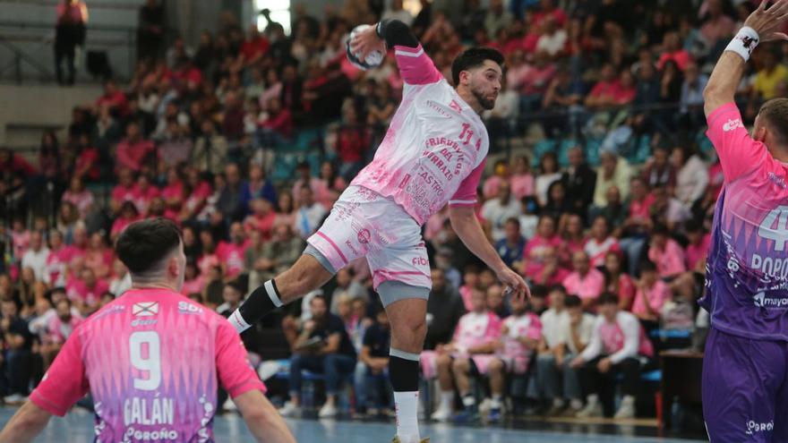 Samu Pereiro se eleva para lanzar en el duelo ante el Logroño.