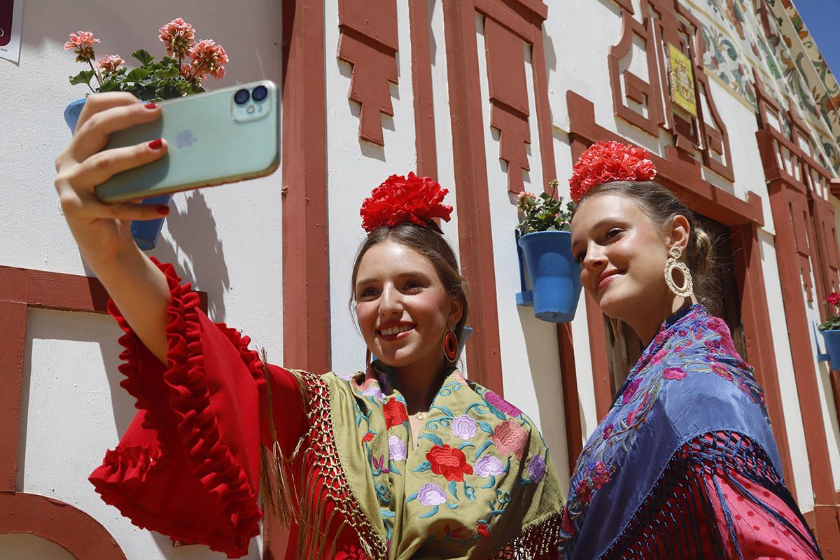 Dos jóvenes practicando el selfie