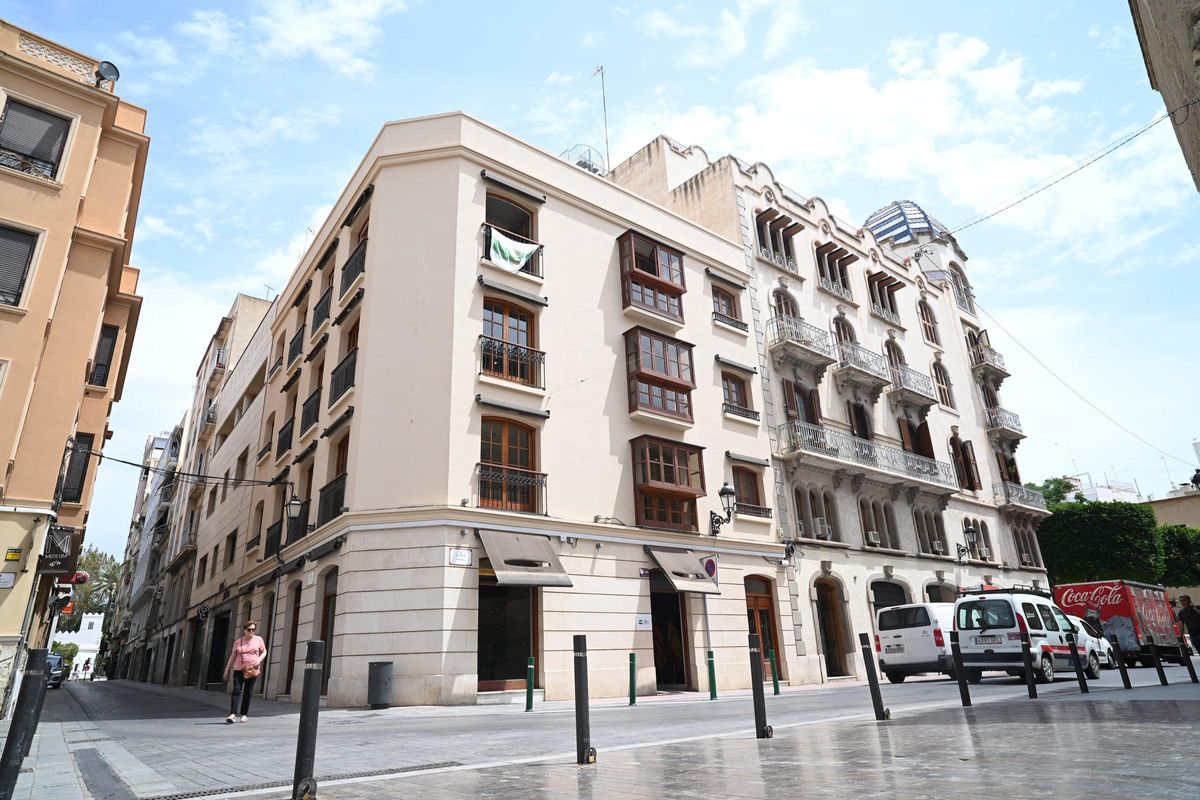 Los toldos de la actual sede de la Agencia Valenciana del Territorio disimulan el letrero antiguo