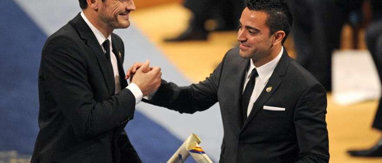 Iker Casillas y Xavi Hernández, tras recoger el &quot;Príncipe de Asturias&quot; de los Deportes en 2012.