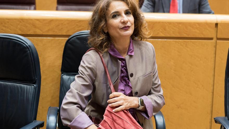Montero evita respaldar a Lobato y pone el &quot;foco&quot; en el fraude a Hacienda del novio de Ayuso