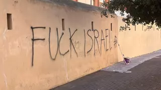 Pintadas vandálicas en una muralla de Vinaròs con el mensaje 'Fuck Israel'