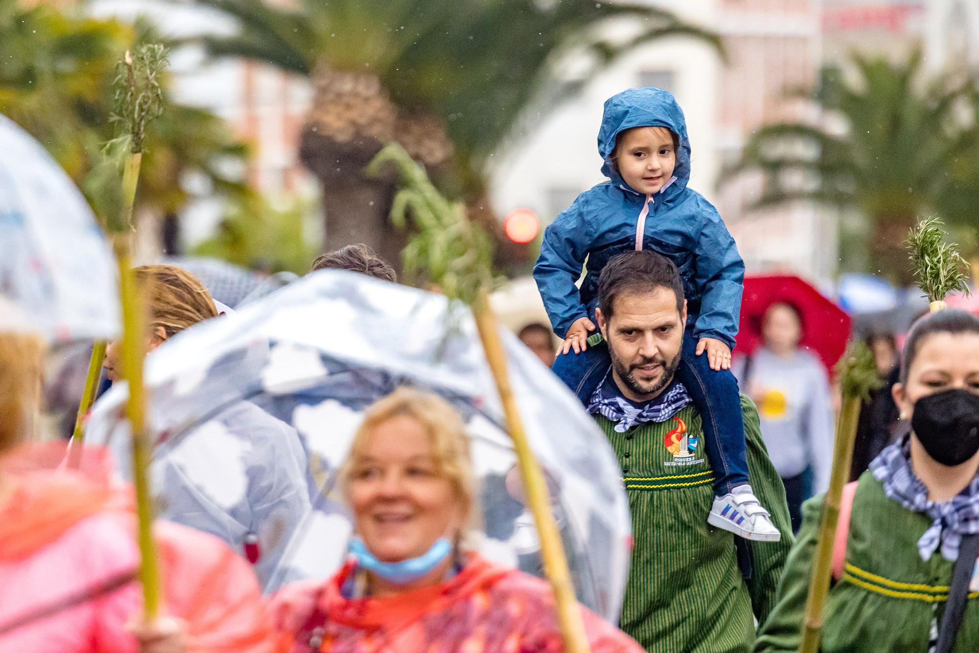 La Policía Local ha estimado una asistencia de cerca de cien mil peregrinos que han acudido a la Santa Faz. Un tercio de los 300.000, que siempre según el Ayuntamiento, hicieron la Santa Faz en 2019, la última edición antes de la pandemia.