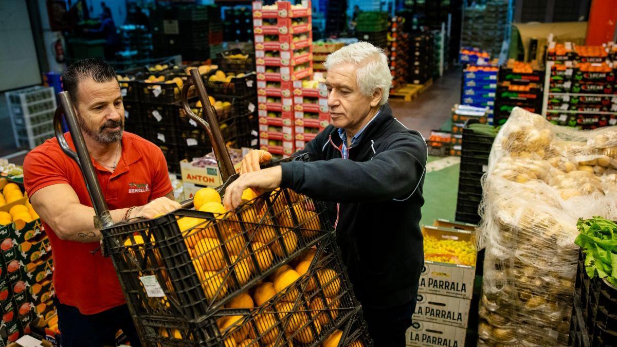 Francisco Mengual, mayorista de fruta y verdura, en Mercacórdoba.