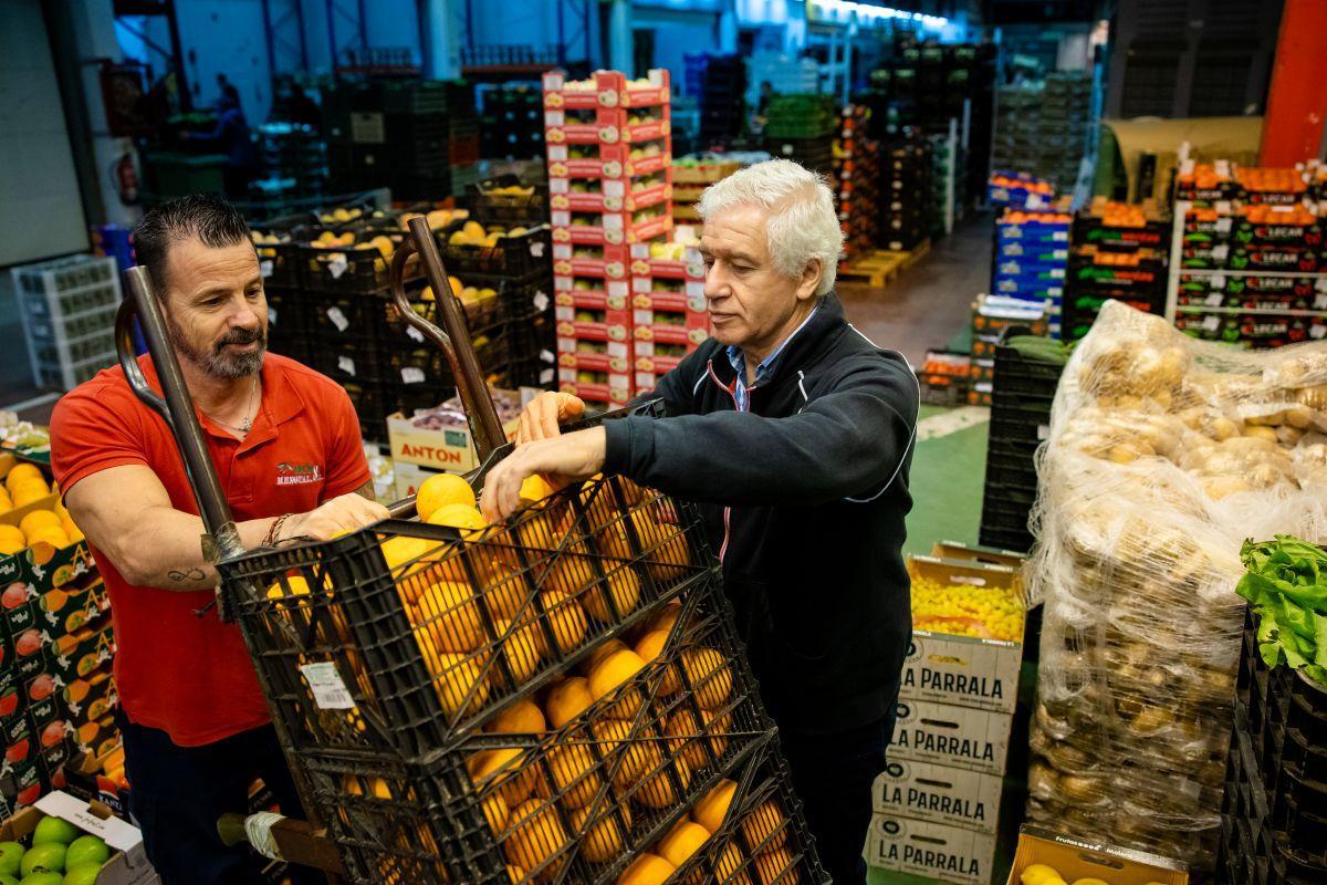 Francisco Mengual, mayorista de fruta y verdura, en Mercacórdoba.