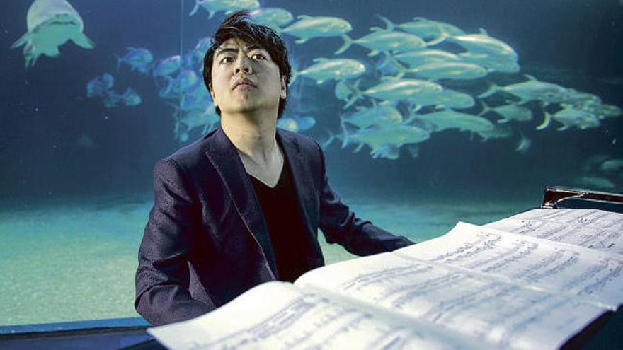 Lang Lang, durante el concierto que ofreció ayer en el Oceanogràfic rodeado de tiburones.