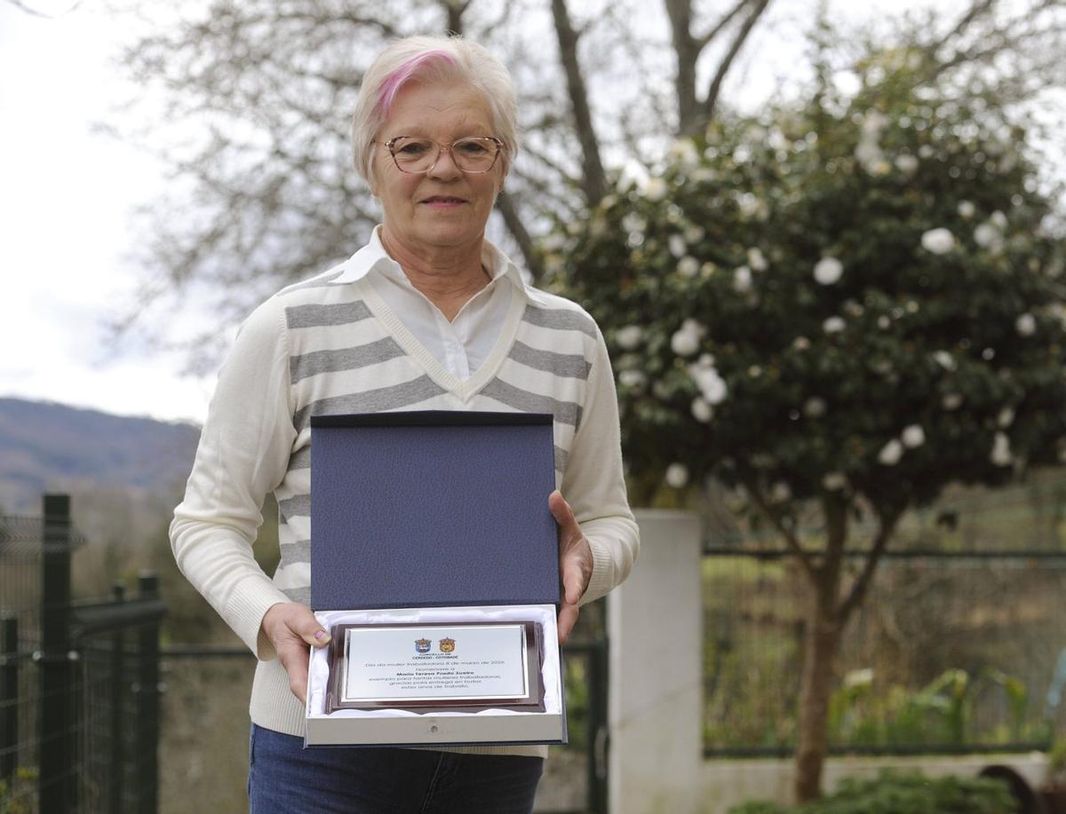 La homenajeada, Marité Prado, posando con su condecoración. | BERNABÉ/ JAVIER LALÍN
