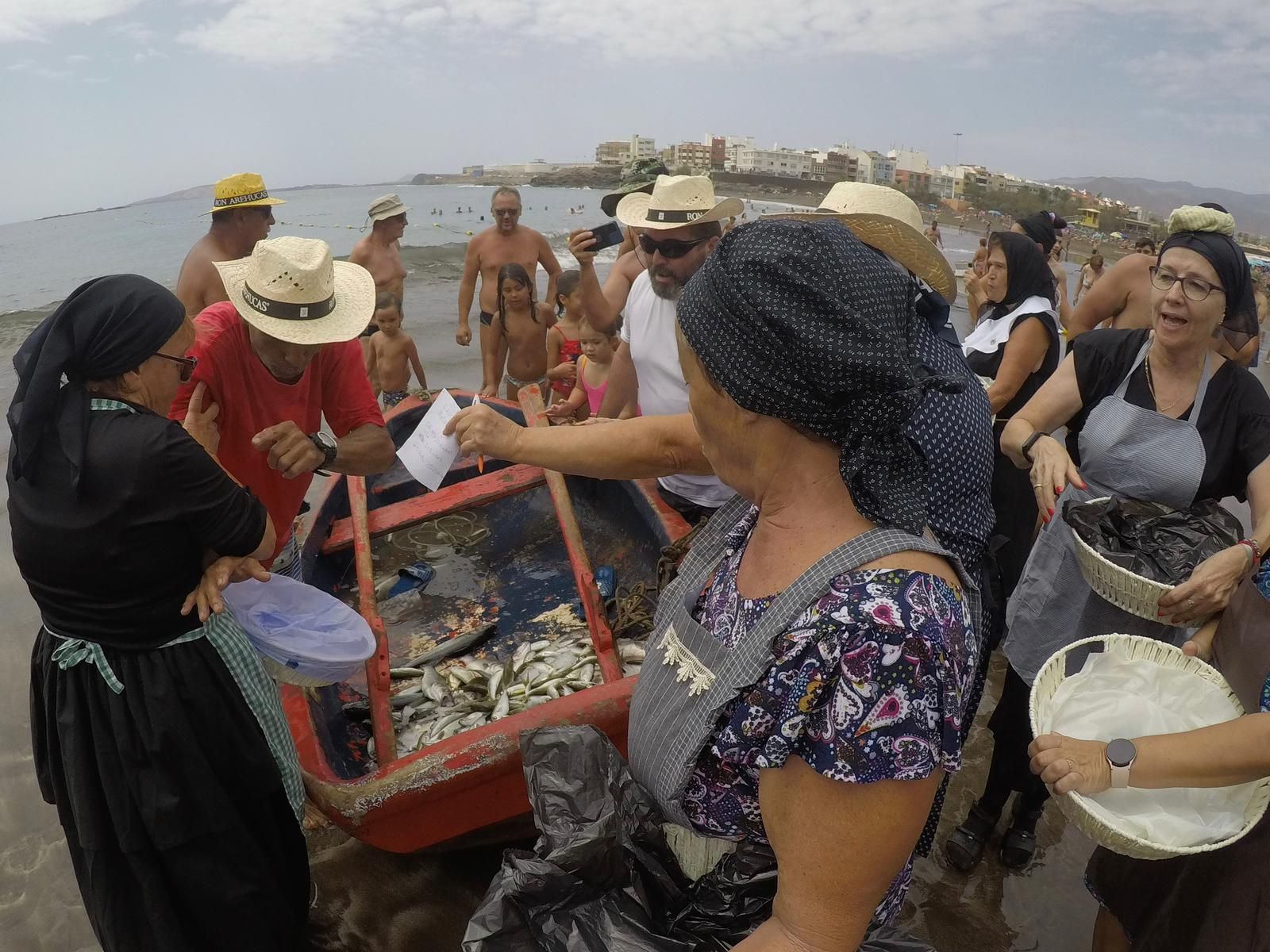 Recogida del Chinchorro y teatralizacion de la venta del pescado en la Playa de Melenara