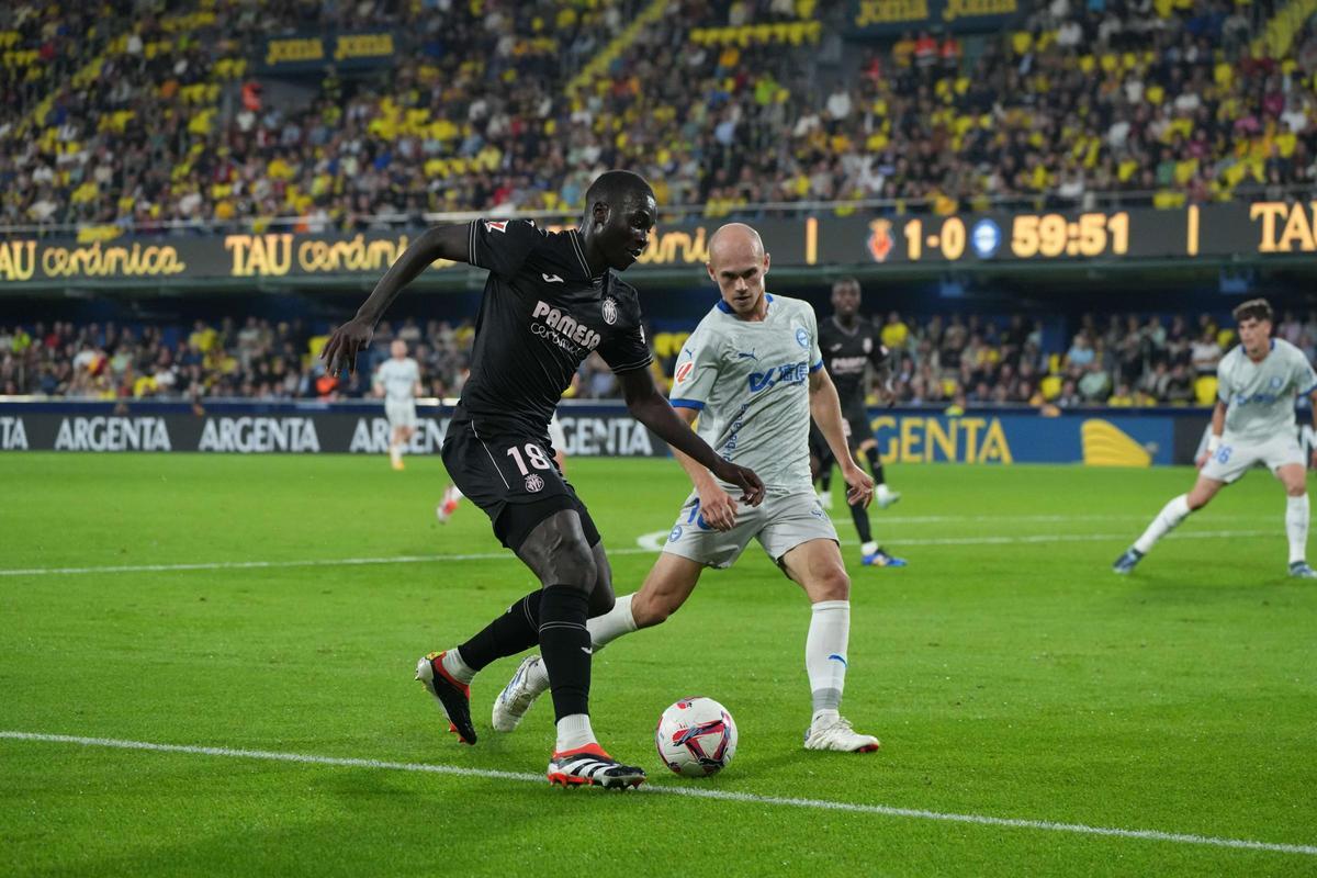 Pape Gueye ante los jugadores del Alavés.