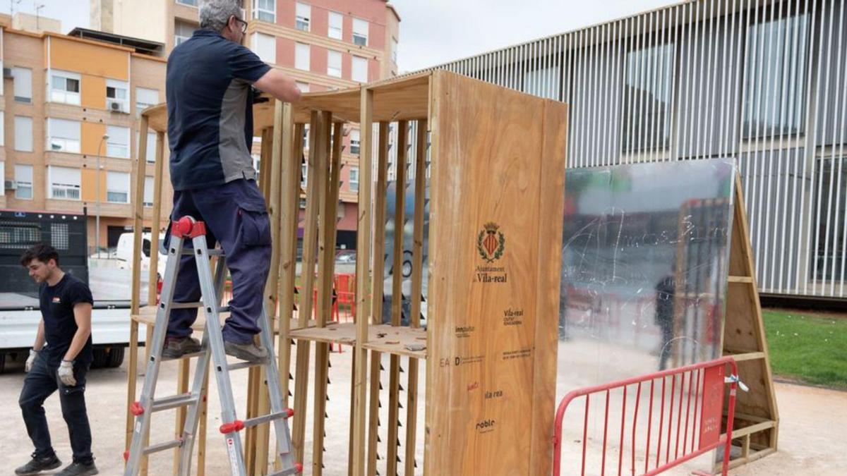 Los operarios desmontaron la dañada escultura, que recolocarán en el CTD. | ANDREU ESTEBAN