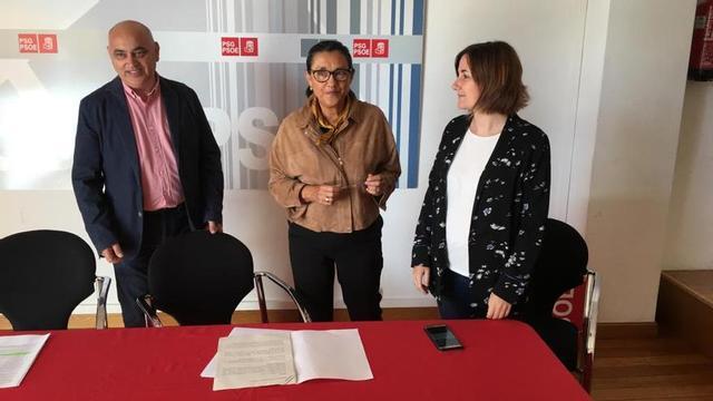 Tino Fernández, Maica Larriba (secretaria general del PSOE de Pontevedra) y María Pierres, hoy en la sede de la agrupación local socialista.