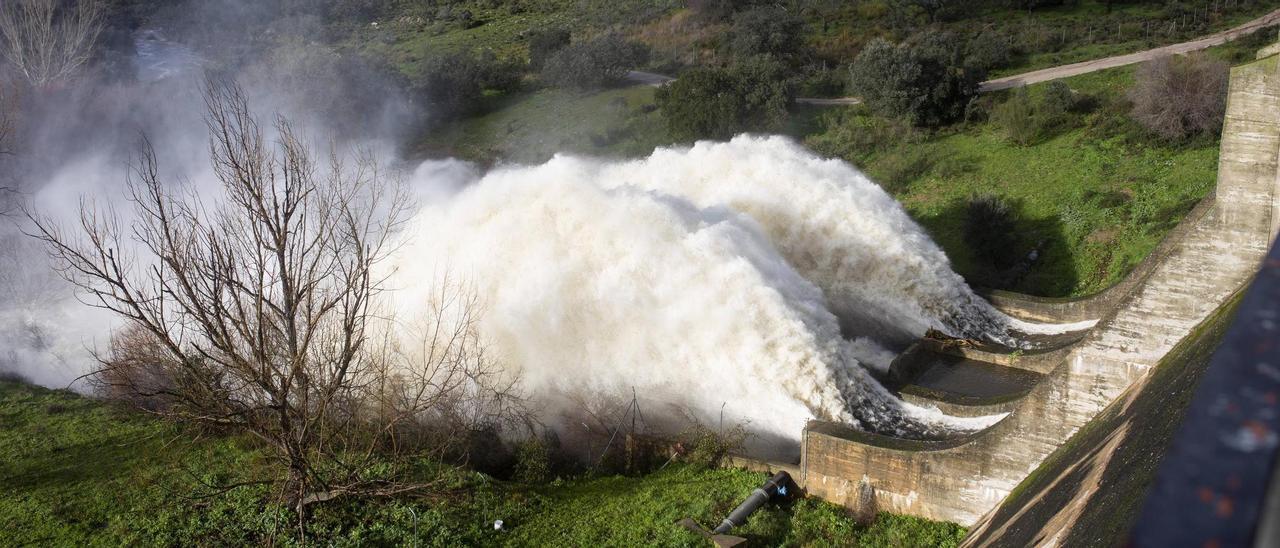 Desembalse de la presa del Guadiloba el viernes, 19 de enero. Llegaron a estar abiertas las tres compuertas de la presa y las tres del aliviadero, soltando hasta 260 m³/s durante la borrasca Juan.