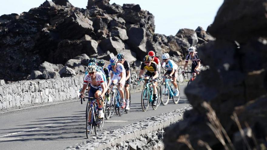 Los favoritos del Giro frenan la erupción en el Etna