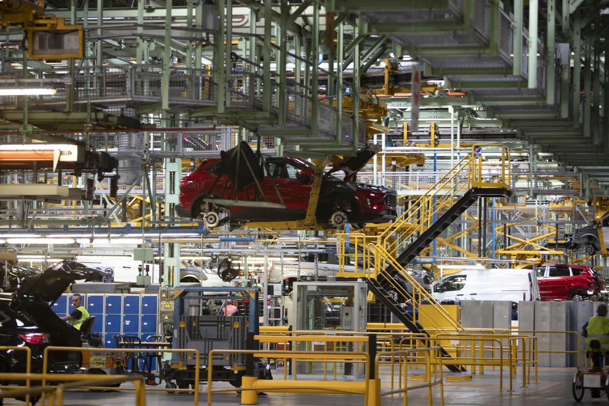 Coches en producción en Ford Almussafes, en una imagen de archivo.