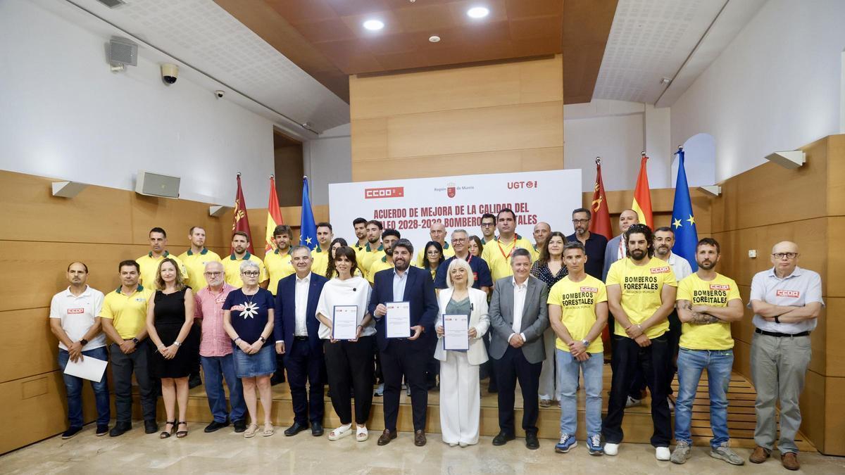 Foto de familia tras el acto de la firma del acuerdo con los bomberos forestales de la Región de Murcia