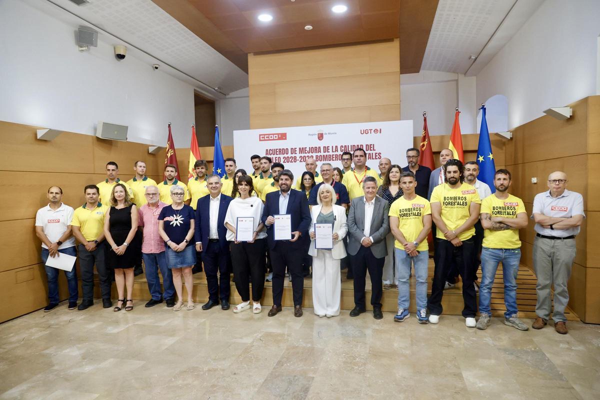 Foto de familia tras el acto de la firma del acuerdo con los bomberos forestales de la Región de Murcia
