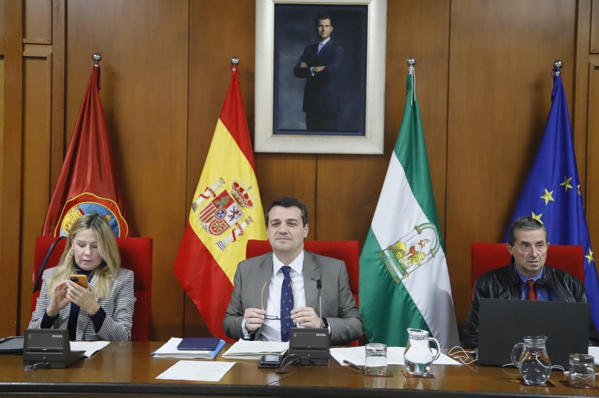 El alcalde, José María Bellido, junto a la interventora y el secretario del Pleno.