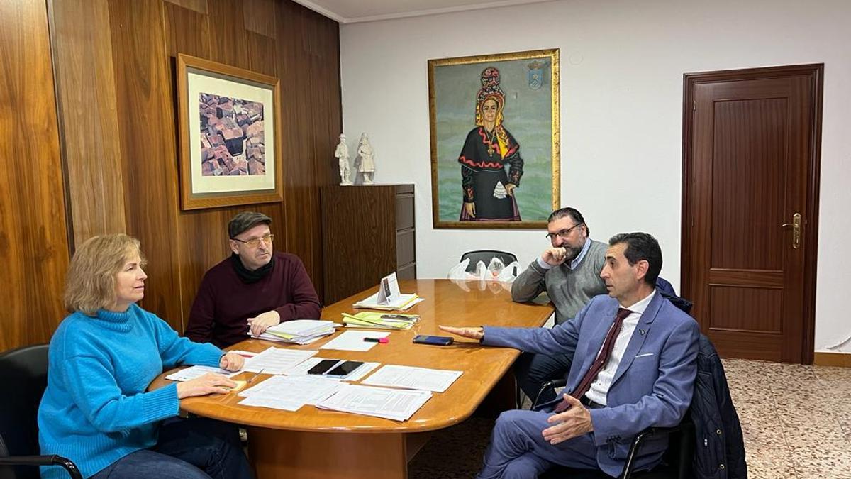 El presidente de Adesval conversa con la alcaldesa de Montehermoso.