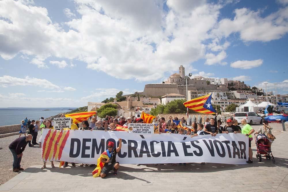 60 personas en Ibiza en apoyo del referéndum.