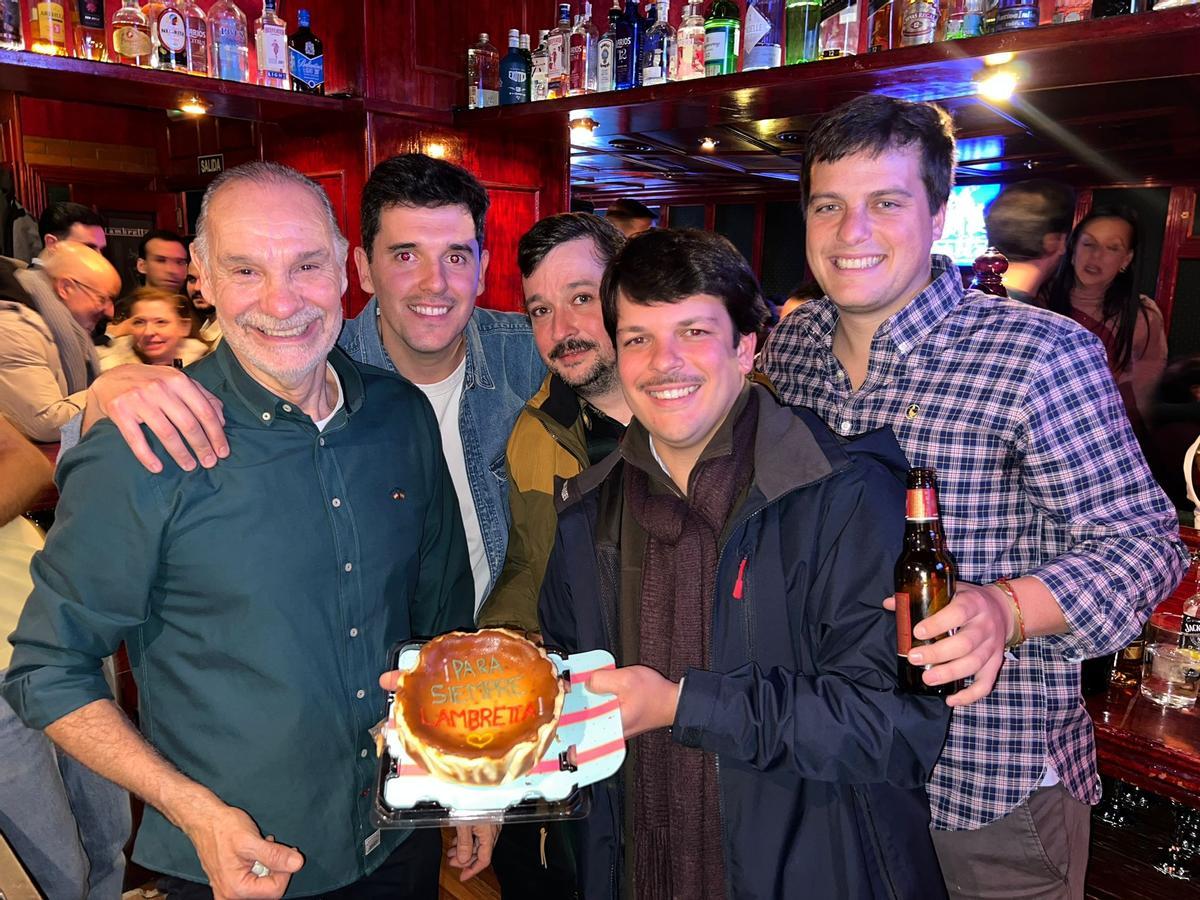 Los amigos le regalaron una tarta.