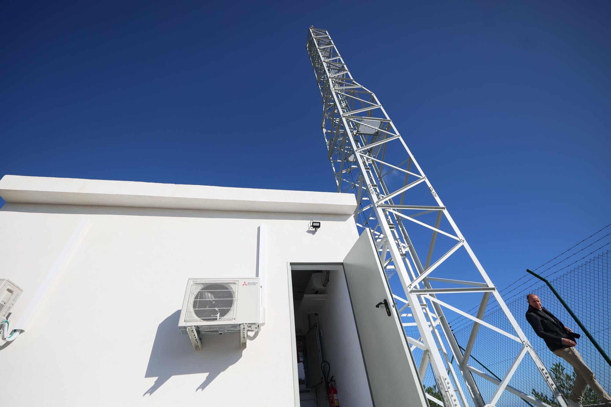 Una nueva antena para ‘iluminar’ las telecomunicaciones en sa Cala y Sant Joan
