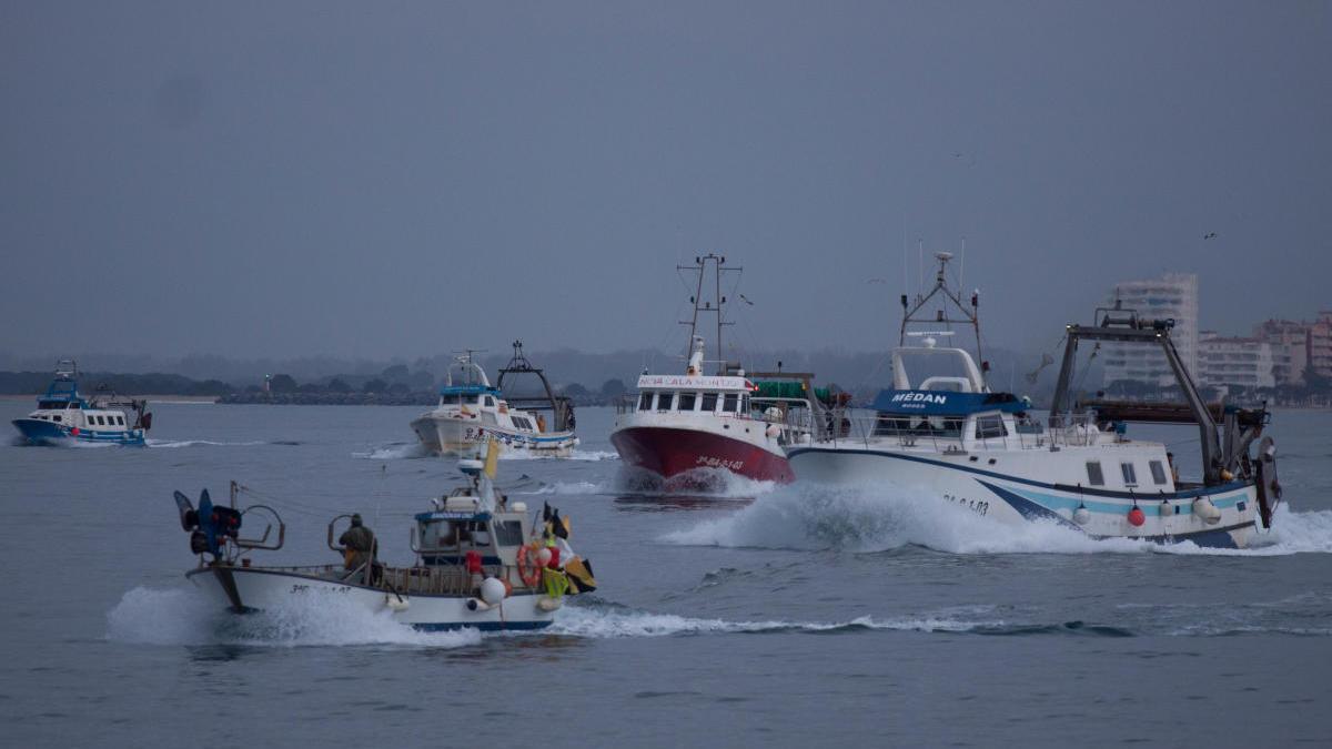 Barques d&#039;arrossegament i de tresmall sortint de Roses